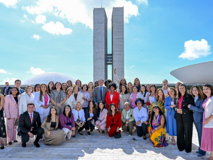 Hugo Motta destaca diálogo com bancada feminina após Câmara aprovar projetos de proteção às mulheres