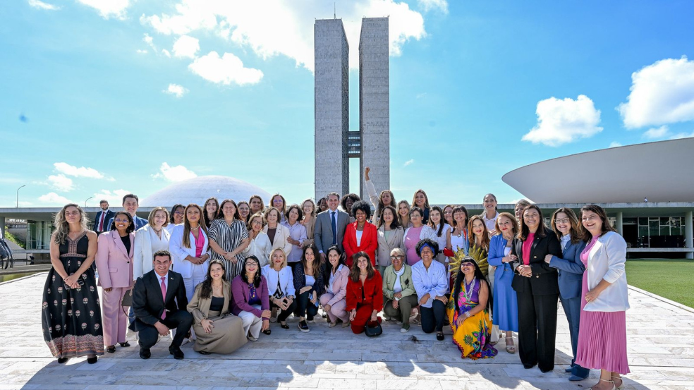 Hugo Motta destaca diálogo com bancada feminina após Câmara aprovar projetos de proteção às mulheres